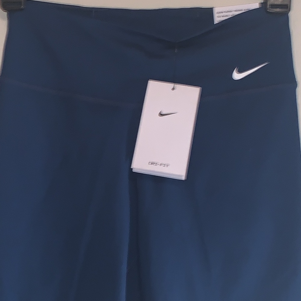 NIKE DRI-FIT BRAND NEW WITH TAGS SIZE XS MID RISE COMPRESSION SHORTS - Picture 2 of 7